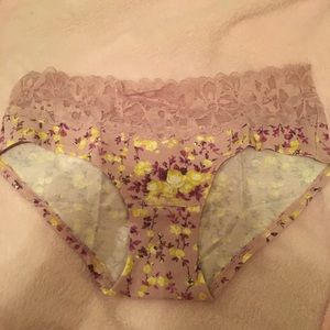NWT Victoria’s Secret Floral 💐 Print Hipphugger Med
